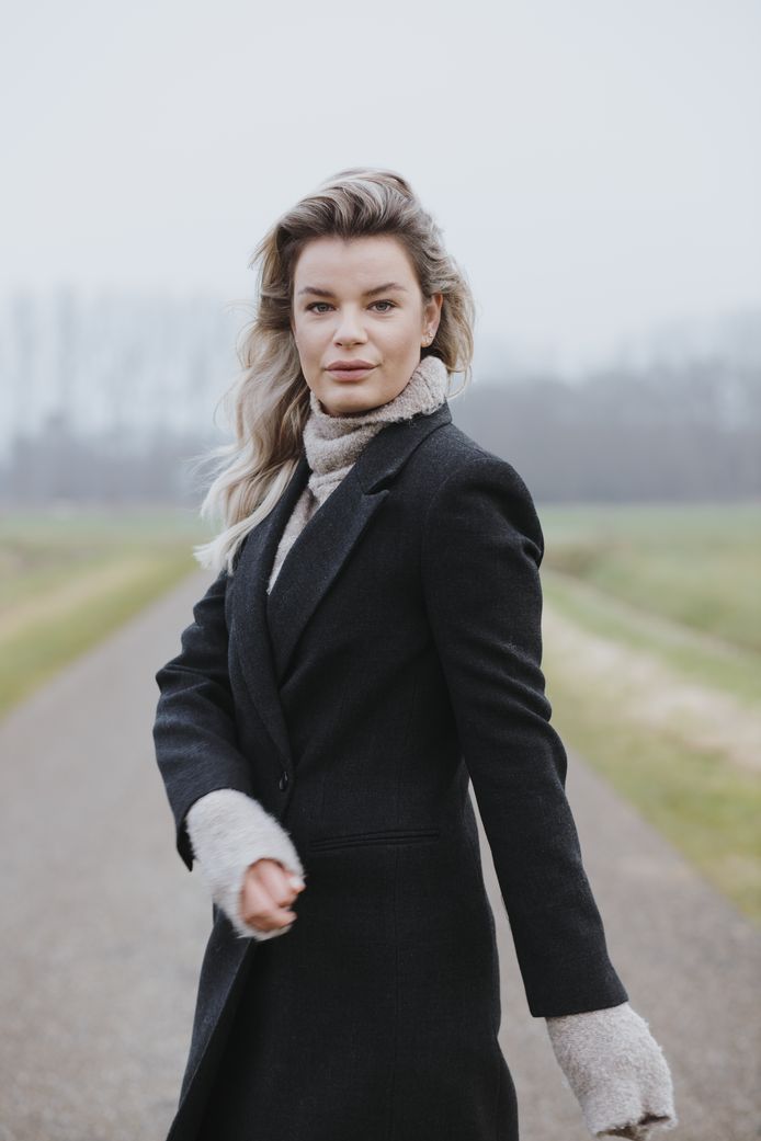 Fotografe ‘Babs’ Trienen uit Goor schiet haar zelfportret. Haar mooiste foto's van 2021 maakte ze in de tuin van museum No Hero in Delden, bij een Chinees kunstwerk.