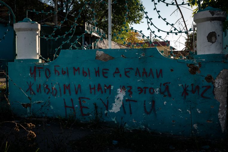 «Что бы мы ни делали, мы не можем уйти из этой жизни живыми», — написано на граффити в селе Великая Александровка.  Фото Николь Тунг / The New York Times