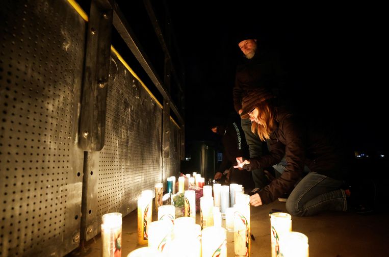 Mensen steken kaarsen aan in Sacramento, Californië, waar Nichols opgroeide, ter nagedachtenis. Beeld REUTERS