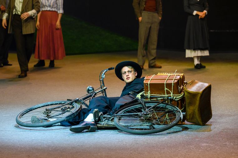  De naïeve kapelaan Odekerke, in de musical gespeeld door de Zuid-Limburgse acteur Joes Brauers. Beeld Roy Beusker