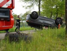 Auto op z'n kop na aanrijding met boom in Dedemsvaart