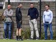 Technisch directeur Marc Overmars (rechts) en hoofdtrainer Mark van Bommel (2e links) tijdens de training van de Belgische club Royal Antwerp FC.