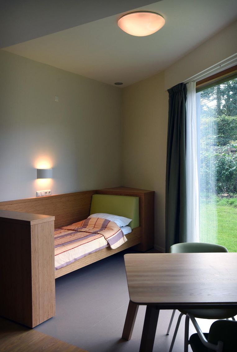 De nieuwe Extra Beveiligde Kamer, waar patiënten onder meer zelf het licht kunnen bedienen. Beeld Marcel van den Bergh