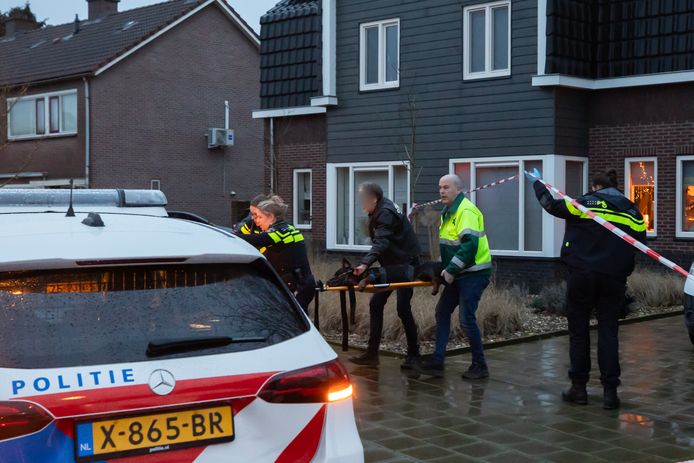 Obbe wordt op een brancard van de garage naar de ambulance gedragen