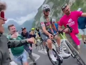 Mathieu van der Poel entertaint publiek in Giro met wheelie op de Fedaia
