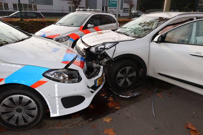 Na een levensgevaarlijke achtervolging door Eindhoven, waarbij een drugsgebruiker onder andere op een kinderklas inreed, offerde de politie in Waalre de eigen auto's op om hem te stoppen.