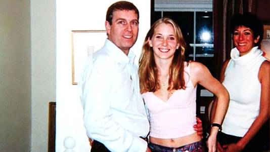 Prins Andrew met zijn arm om Virginia Giuffre.