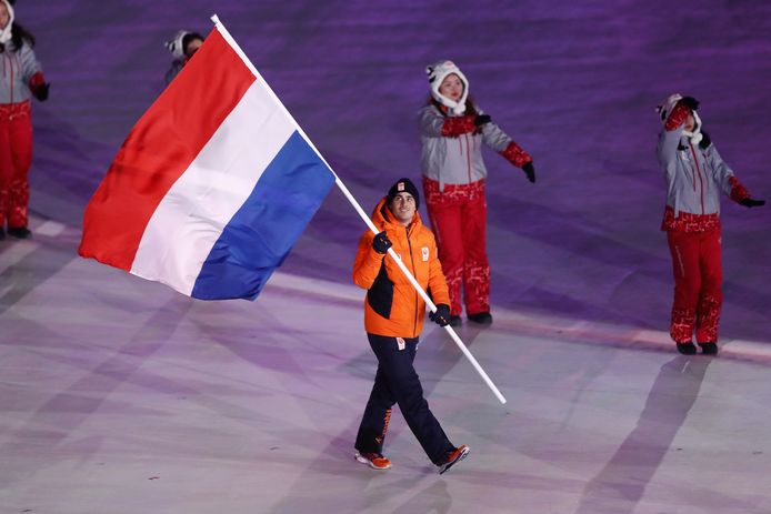 Jan Smeekens met de Nederlandse vlag tijdens de openingsceremonie.