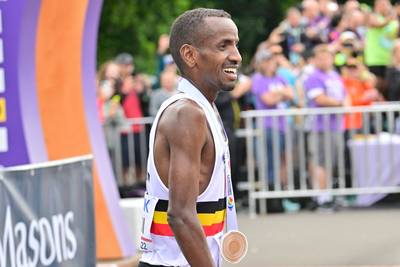 “Deel uitmaken van de Belgische sportgeschiedenis maakt me gelukkig”: Abdi pakt brons in marathon op WK atletiek, maar had gehoopt op meer