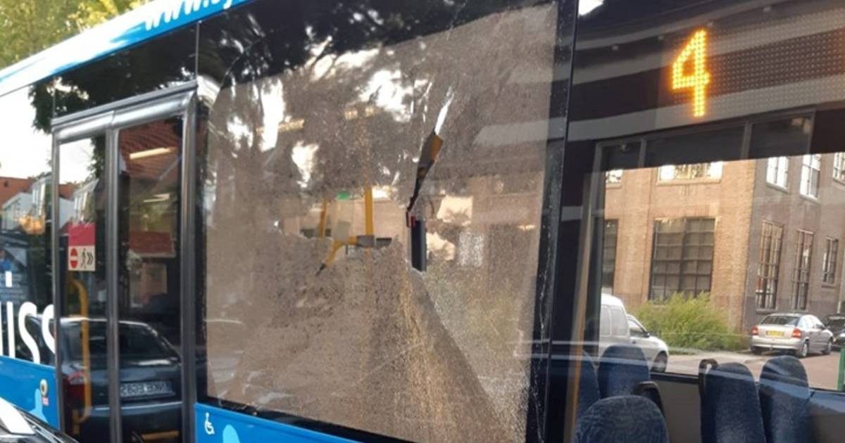 Steen door raam van bus in Deventer: ‘Als daar mensen hadden gezeten ...