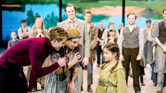 Free en Maksim vertellen Elise op de set van Daens dat ze mag meedoen aan de audities van The Voice