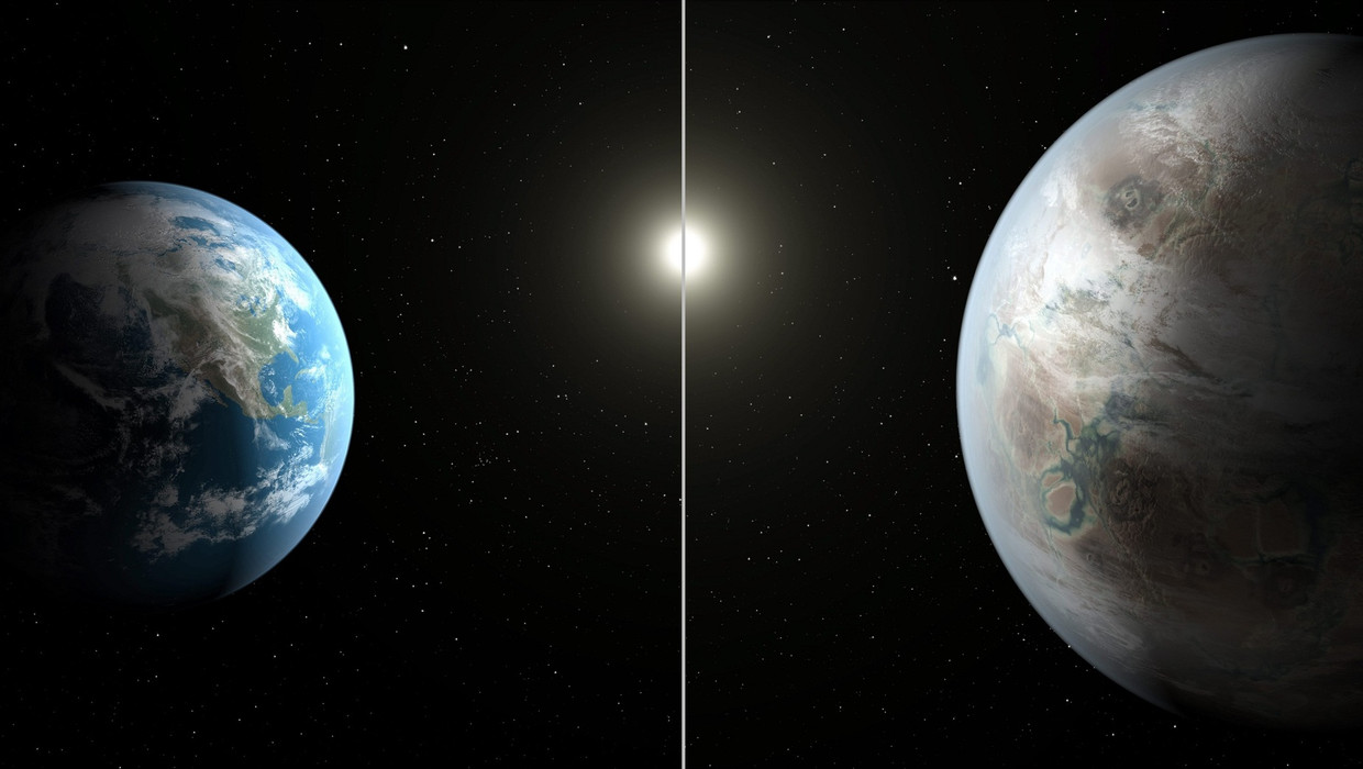 Een illustratie (geen foto) die de Nasa uitdeelde met links de aarde en rechts een 'fantasiebeeld' van de Kepler 452b. 'Als we met de snelheid van het licht konden reizen, deden we er drie millennia over.' Beeld epa