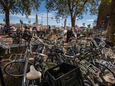 Parkeerplaats voor auto moet wijken om fietsenchaos in Kamper binnenstad op te lossen
