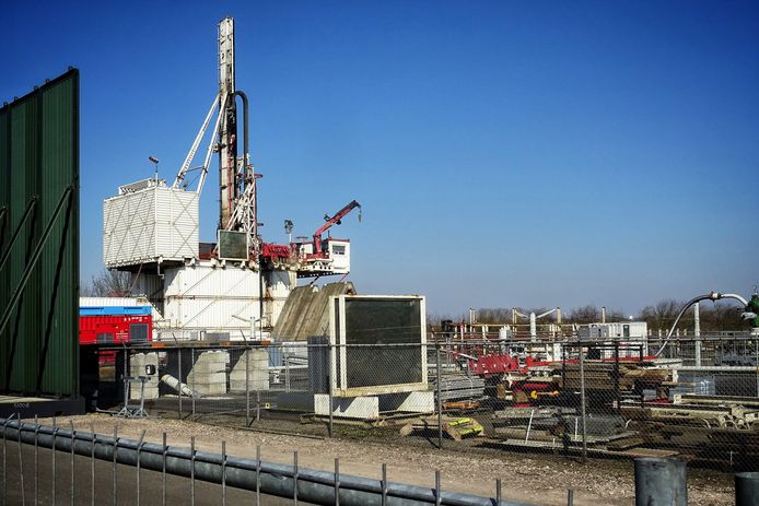De NAM boorde met veel lawaai het nieuwe gasveld aan. Nu is de boortoren weg en zal het gas vrij geruisloos worden gewonnen

Foto Peter de Jong
