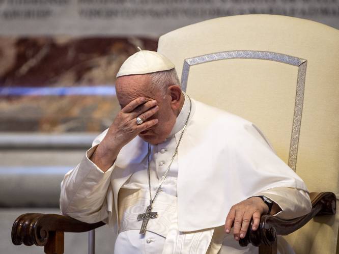 Paus Franciscus (86) opnieuw opgenomen in het ziekenhuis