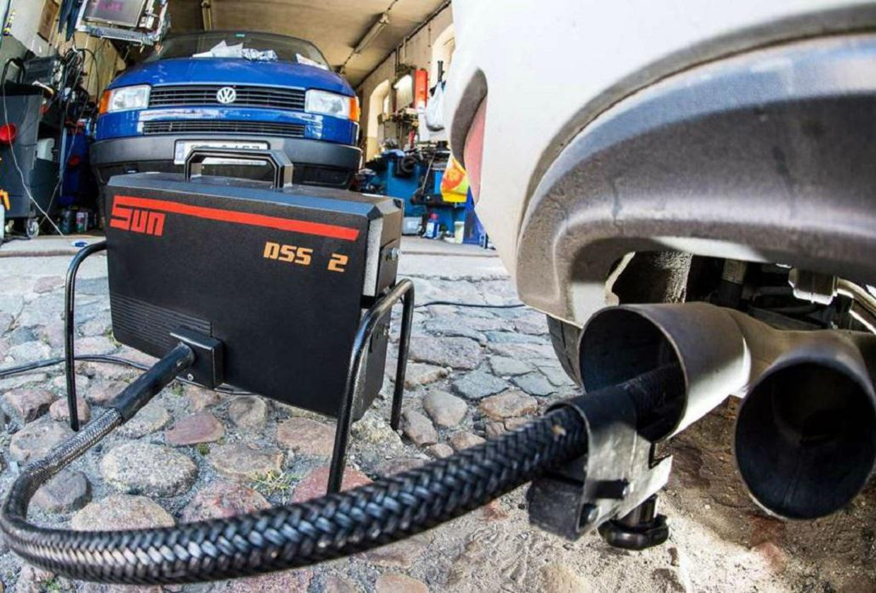 Met een speciaal apparaat wordt de uitstoot van een Volkswagen gemeten. Beeld epa