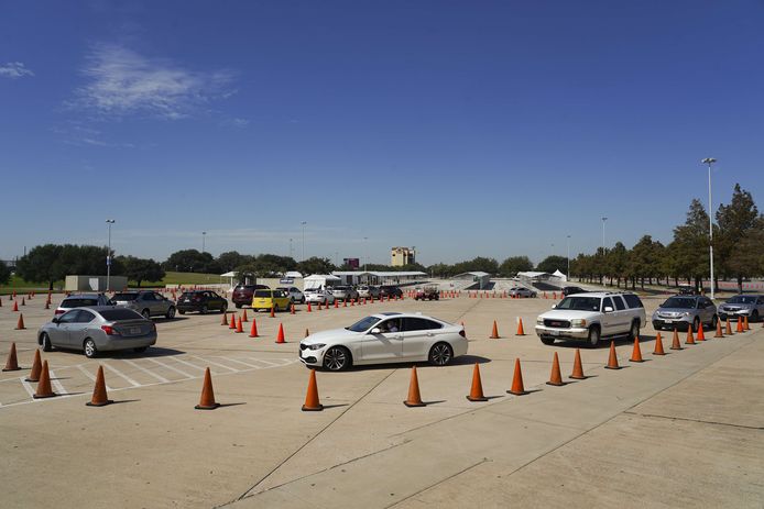 Kiezers op een 'drive-through'-stemlocatie in Houston vorig jaar.