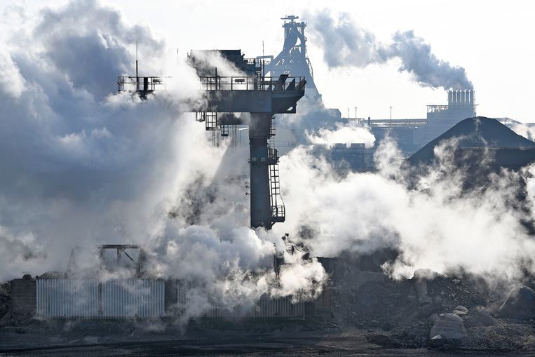 
Tata Steel in IJmuiden. Het bedrijf is de grootste vervuiler van de regio.   Beeld Guus Dubbelman / de Volkskrant