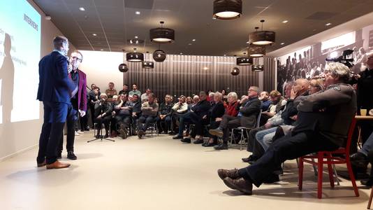 Bestuurder Mark Wonders van woningcorporatie Woonmeij wordt geïnterviewd door Lambèr Gevers van Hart. De avond trok zo'n 150 bezoekers naar 't Spectrum.