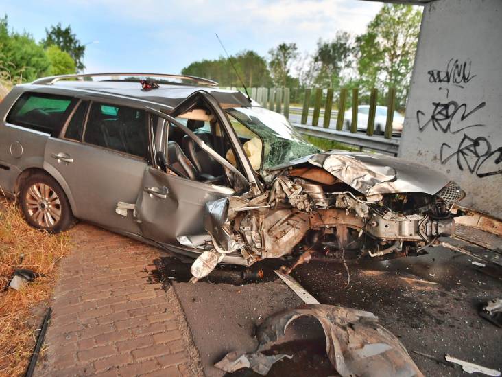 Auto botst hard op viaduct in Leende, bestuurder klautert zelf uit het wrak