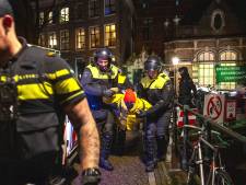 ME ontruimt gebouw Universiteit van Amsterdam: dertig demonstranten gearresteerd