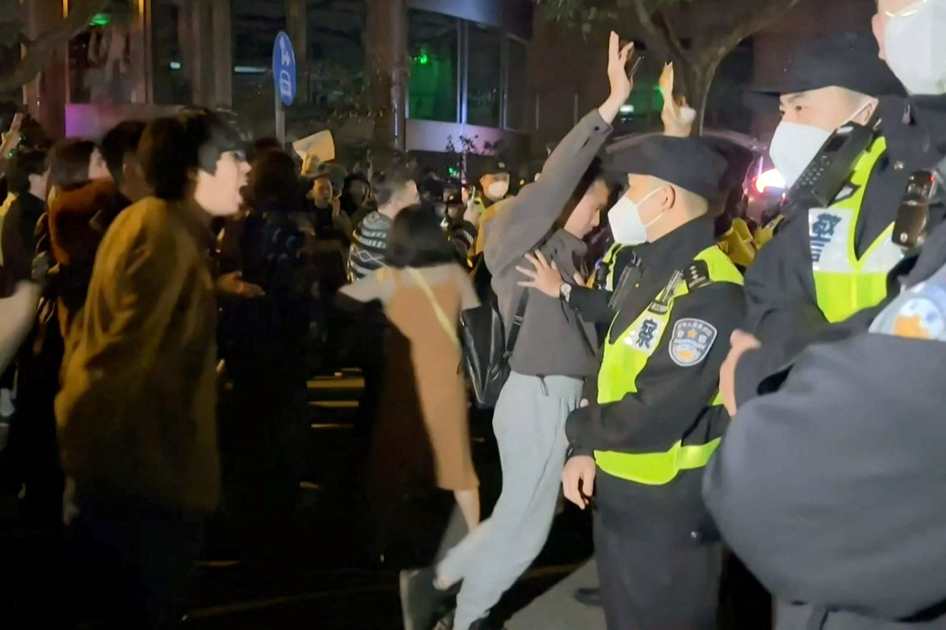 In Sjanghai trad de politie hard op tegen demonstranten.