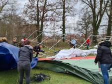 In een paar seconden zagen ze hun dure tent wegwaaien; maar Budo-vereniging De Hechte Band houdt moed 