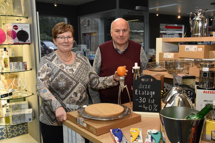 Pierre Bruyndoncx (73) en Josepha Renders (70) in hun kookwinkel.