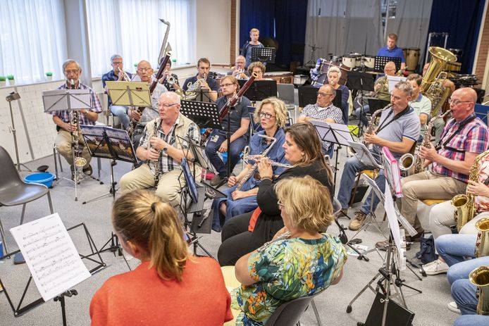 om in Nijverdal te kunnen blijven optreden zijn acties als de verkoop van compost, tuinaarde en potgrond  erg belangrijk voor muziekvereniging KSW.