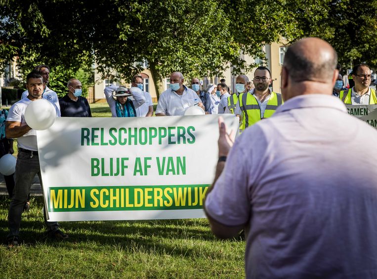 Bewoners van de Schilderswijk lopen mee in een stille tocht, die na de eerdere onrust is georganiseerd als tegengeluid. Beeld ANP