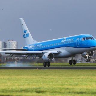 Vliegtuig strandt na landing op Schiphol: Polderbaan uren dicht