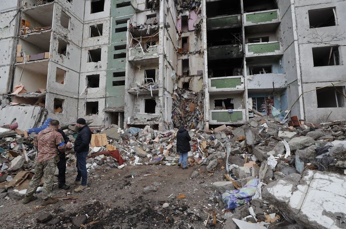 Inwoners van Tsjernihiv bij een verwoest gebouw aan de buitenrand van de stad.