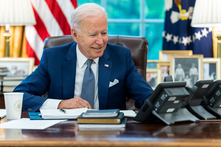 Amerikaans president Joe Biden in het Oval Office in het Witte Huis, tijdens zijn telefoongesprek met zijn Franse ambtgenoot Emmanuel Macron. Beeld REUTERS