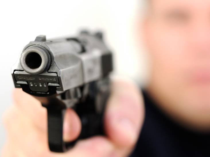 Man richt nepvuurwapen op spelende kinderen en fietsers in Oosterhout