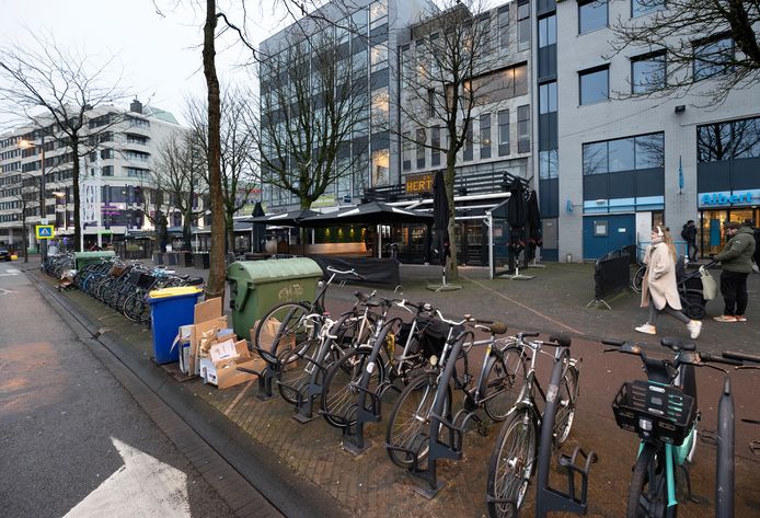 De plek van de nieuwe ingang voor de fietsenkelder. In de zomer staat hier nu nog het terras van D'n Hertog