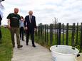 Prof. mr. Pieter van Vollenhoven is als eregast aanwezig bij het uitzetten van 29 steuren in de Biesbosch.