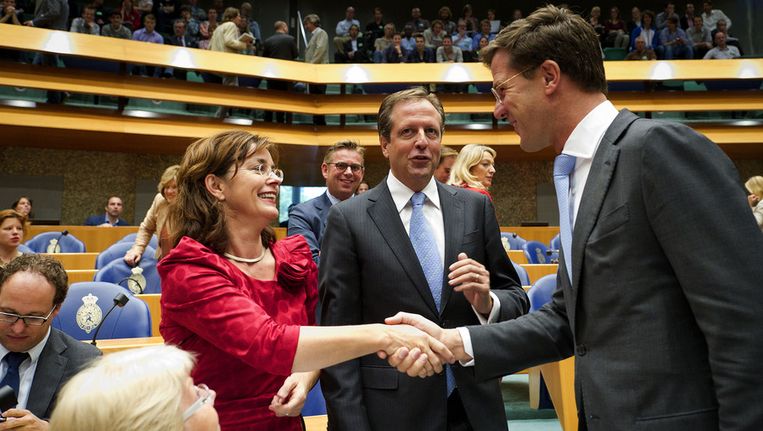 Mark Rutte (R) schudt, onder toeziend oog van D66-leider Alexander Pechtold (M), de hand van GroenLinks-leider Jolande Sap (L). Beeld ANP