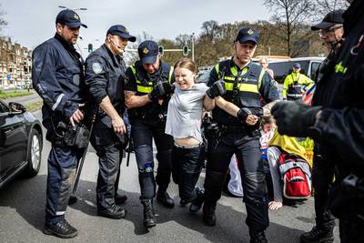 Klimaatactiviste Greta Thunberg terug opgepakt bij nieuwe wegblokkade in Den Haag: in Brussel wordt Belliardstraat geblokkeerd