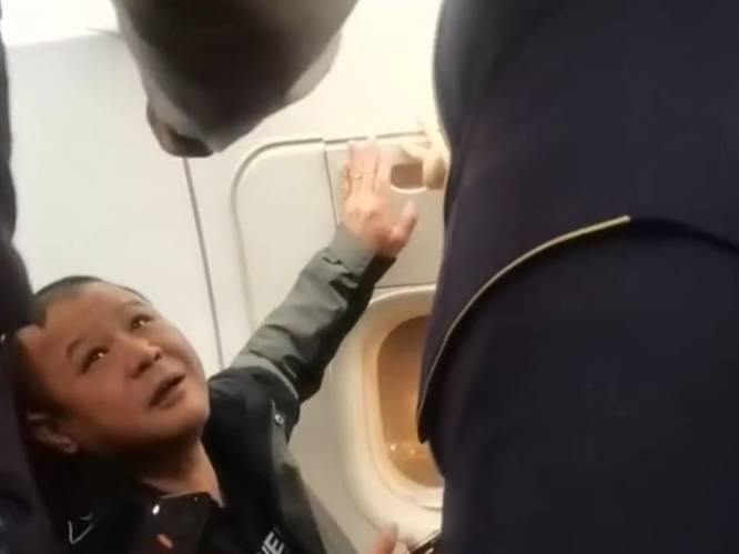 ‘Dronken’ passagier probeert nooduitgang vliegtuig te openen, stewardess komt net op tijd