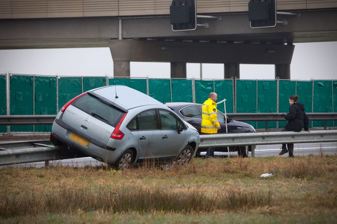 Het is niet de eerste keer dat een auto op de vangrail belandt. Deze automobilist negeerde in 2013 de stoptekens van de politie en reed hij tegen een politieauto op die hem wilde laten stoppen.