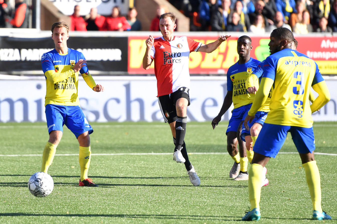 Fredrik Aursnes scoort de 2-1 namens Feyenoord tegen Cambuur.