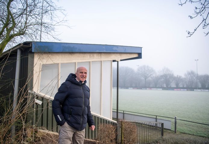 Voorzitter Edward Olthof op de plek waar Vroomshoopse Boys een nieuw clubgebouw wil bouwen.