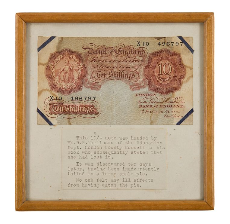 Briefje van 10 shilling dat volgens de ontvanger verloren was gegaan, maar  bleek te zijn meegebakken in een grote appeltaart.  Beeld Expositie Bank of England