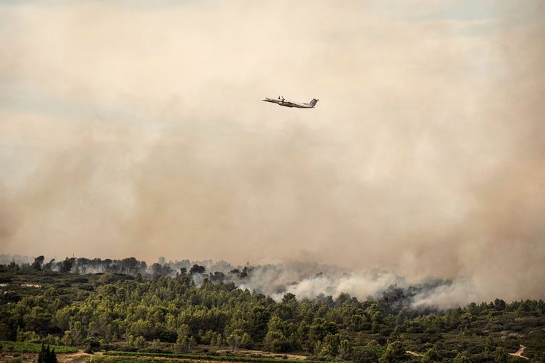 Bosbranden in de buurt van het dorpje Fabrezan, in het zuiden van Frankrijk, eind vorige maand. Beeld AFP