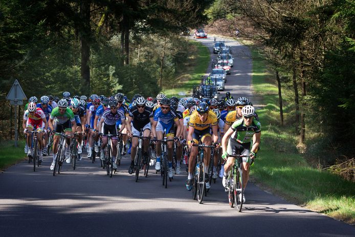 De Ronde van Overijssel zal geen gevaar lopen, maar randactiviteiten om bijvoorbeeld jongeren en gehandicapten in beweging te krijgen komen wel in het gedrang. Hier beklimt het peloton de Holterberg.