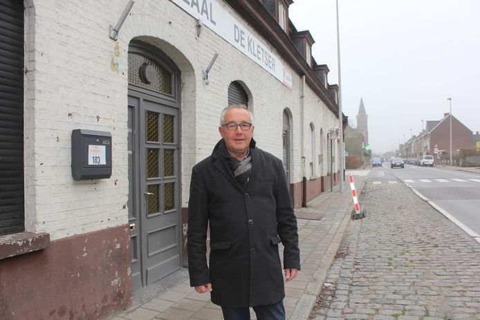 Ronny De Wolf bij café De Kletser, dat net voor Nieuwjaar de deuren sloot.