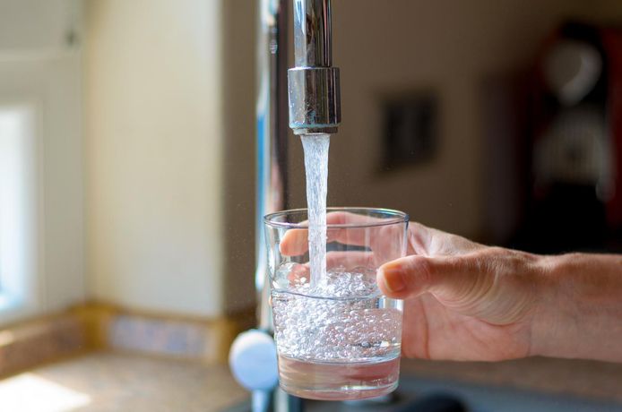 Alle Vlaamse watermaatschappijen samen leverden vorig jaar zo'n 419,8 miljoen kubieke meter drinkwater aan het net. Naar schatting 61,4 miljoen kubieke meter daarvan ging verloren door lekken.