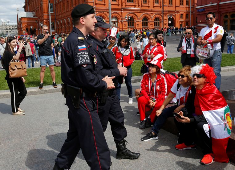 De Russische politie met supporters uit Peru. Beeld REUTERS
