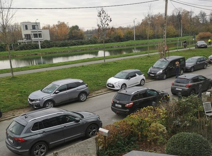 Verkeersdrukte en foutparkeren aan de Auwegemvaart.