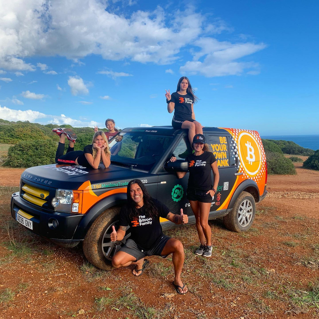 De Taihuttu’s tijdens hun wereldreis.  Beeld The Bitcoin Family Facebook